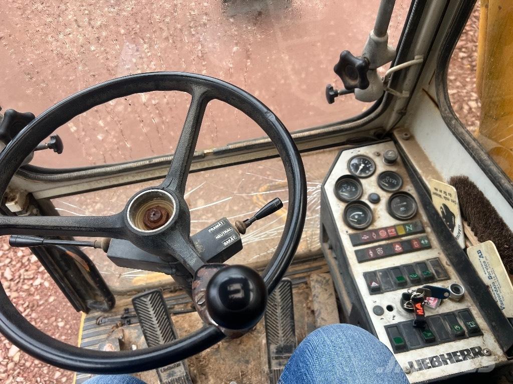 Liebherr 902 Lastik tekerli ekskavatörler