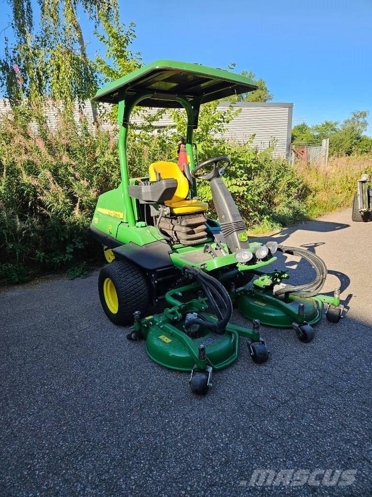 John Deere 7400 A Pürüzlü arazi, kırpma ve çevresel çim biçme makineleri
