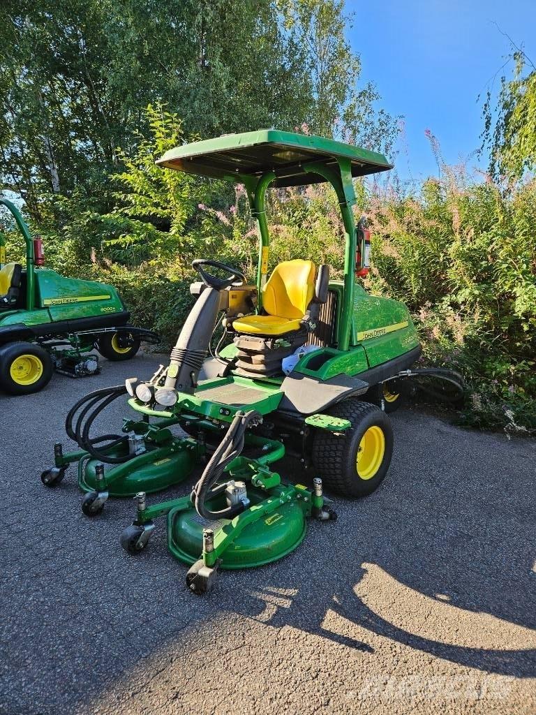 John Deere 7400 A Pürüzlü arazi, kırpma ve çevresel çim biçme makineleri