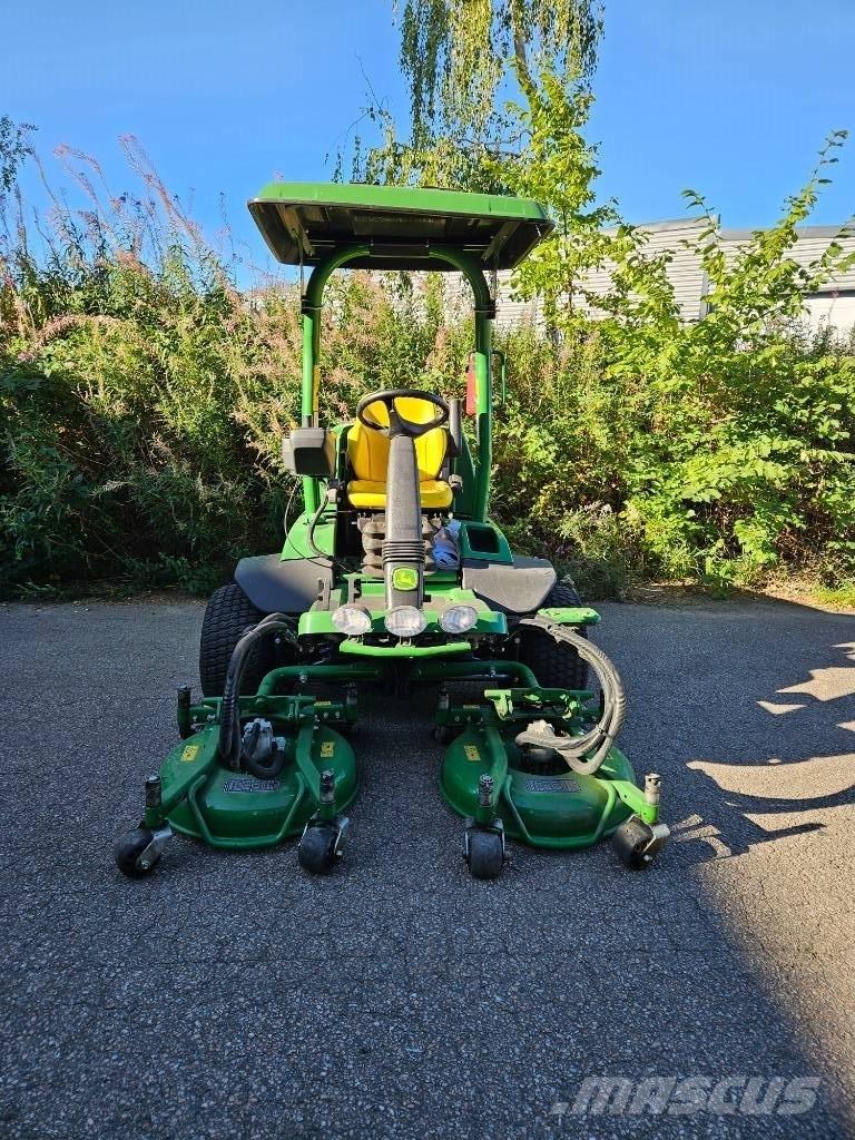 John Deere 7400 A Pürüzlü arazi, kırpma ve çevresel çim biçme makineleri