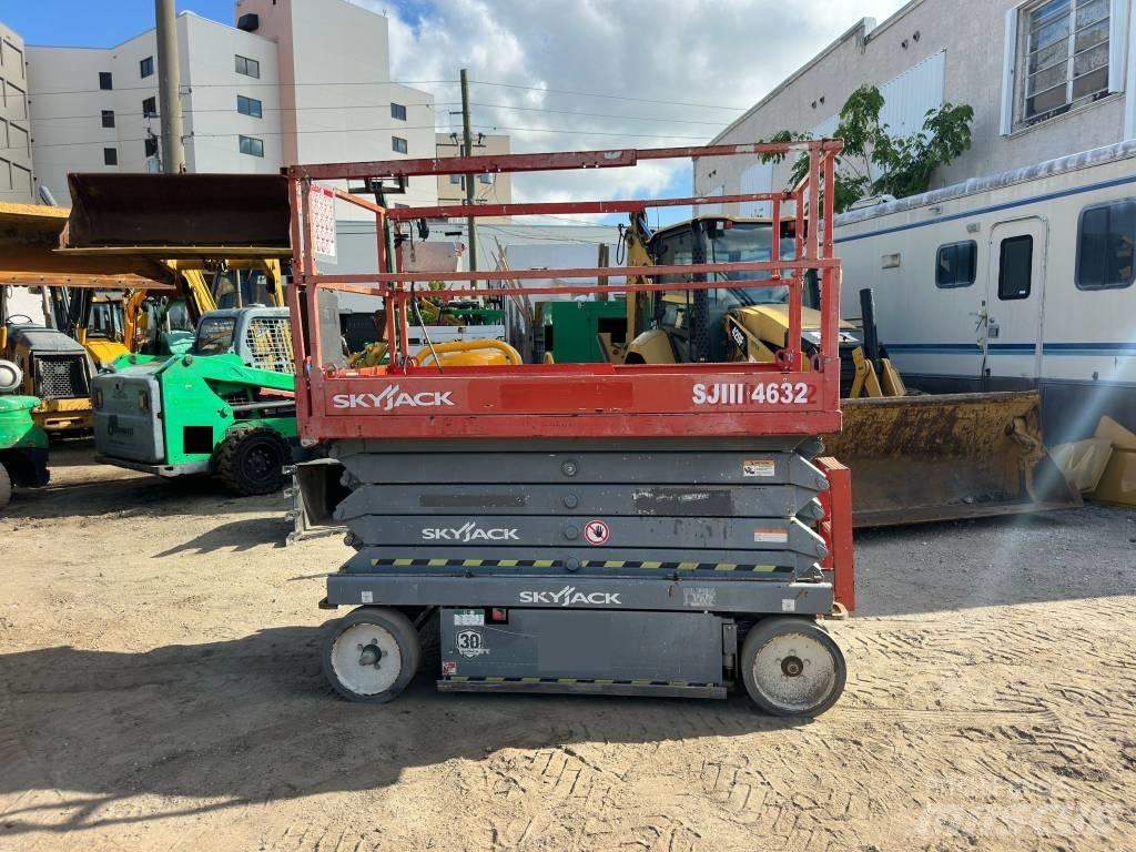 JLG 32 Lift Makasli platformlar