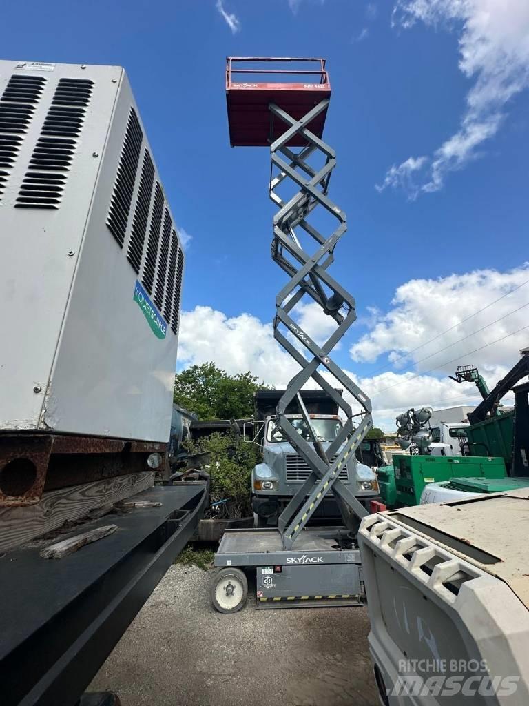 JLG 32 Lift Makasli platformlar
