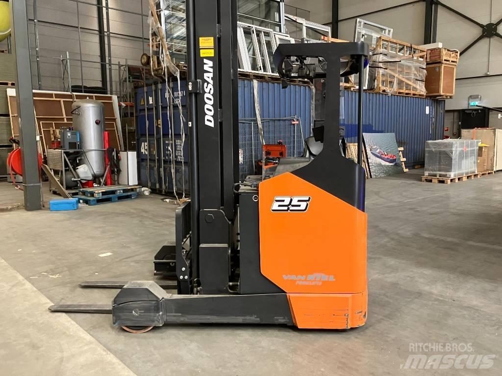 Doosan BR25JW-9 Reach truck - depo içi istif araçları