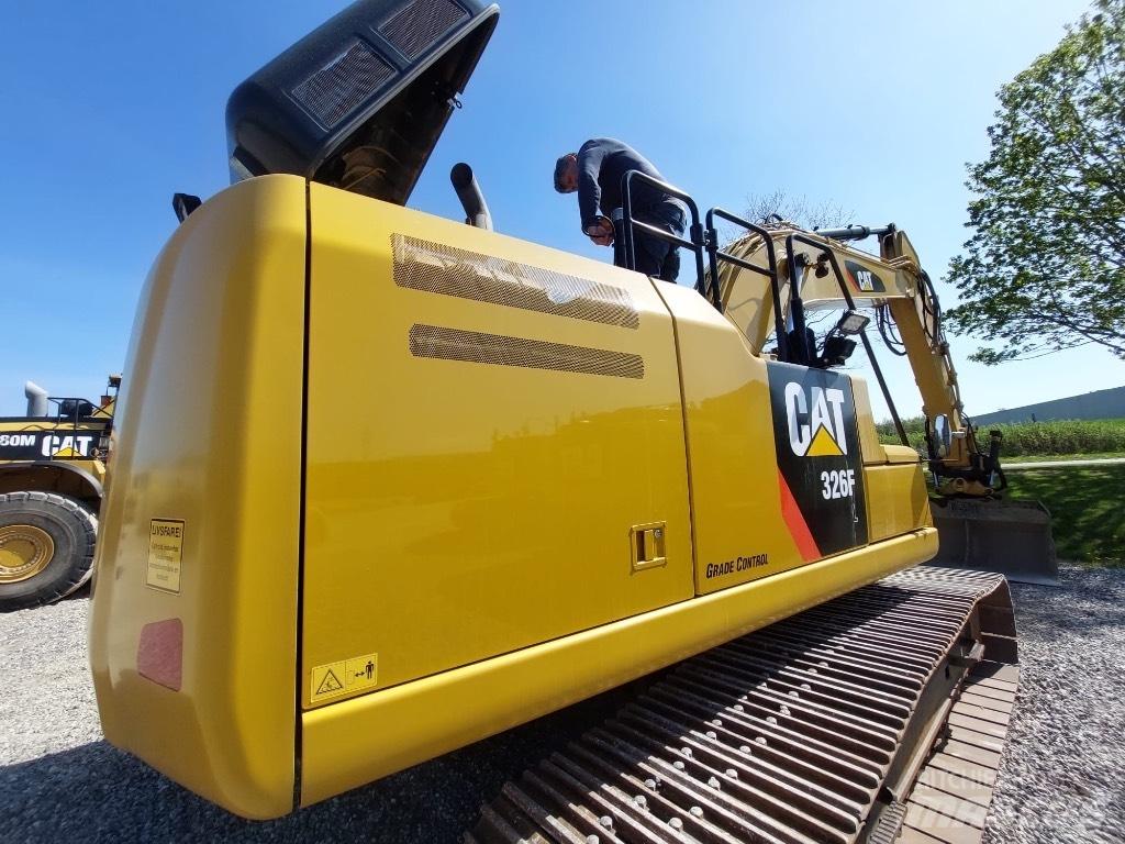 CAT 326 F L Paletli ekskavatörler