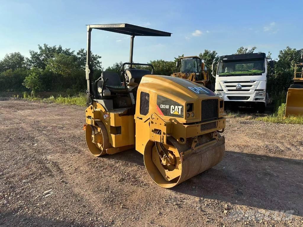 CAT CB 24 B Çift tamburlu silindirler