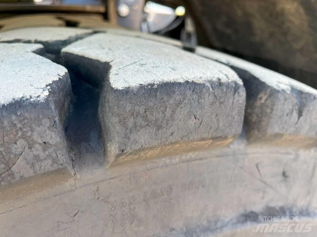 Komatsu PW 180-11 Lastik tekerli ekskavatörler