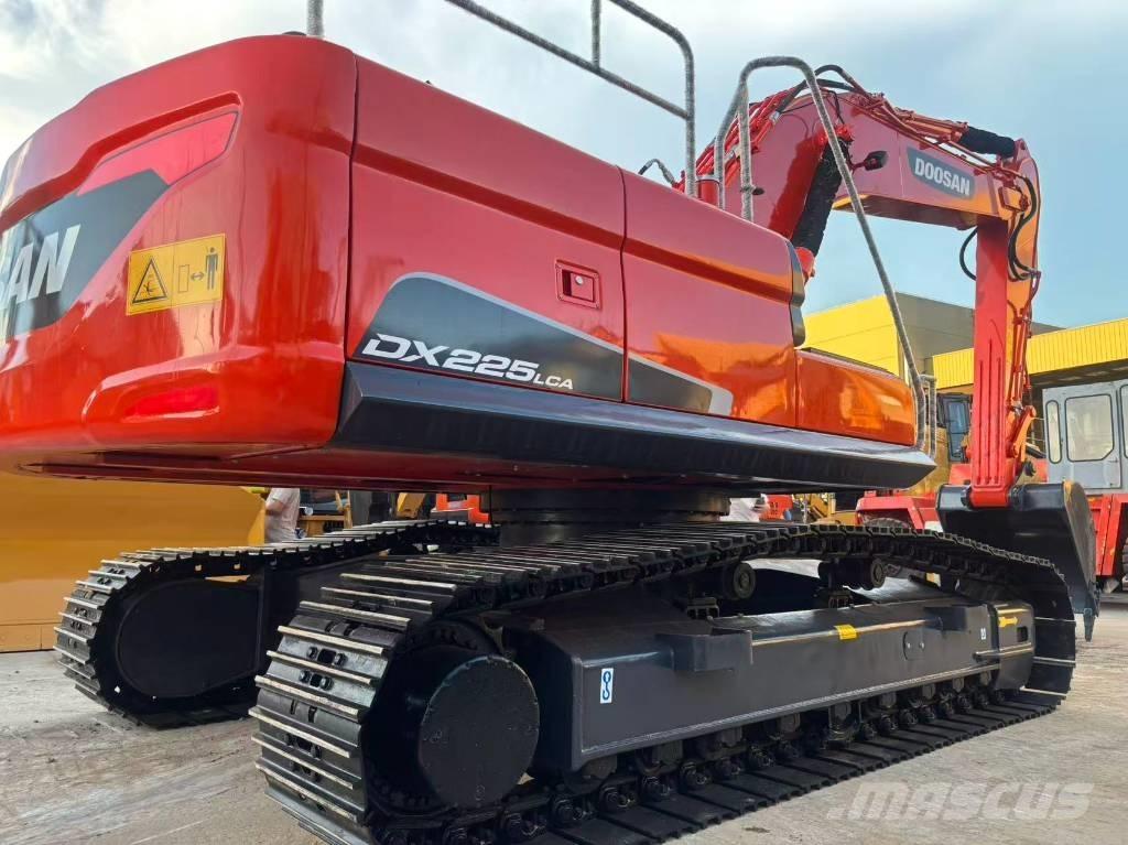 Doosan DX 225 LC Paletli ekskavatörler