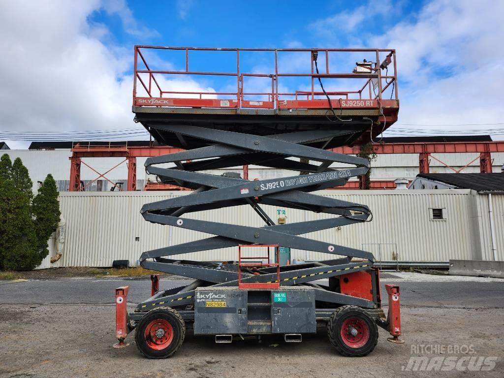 SkyJack SJ 9250 RT Makasli platformlar