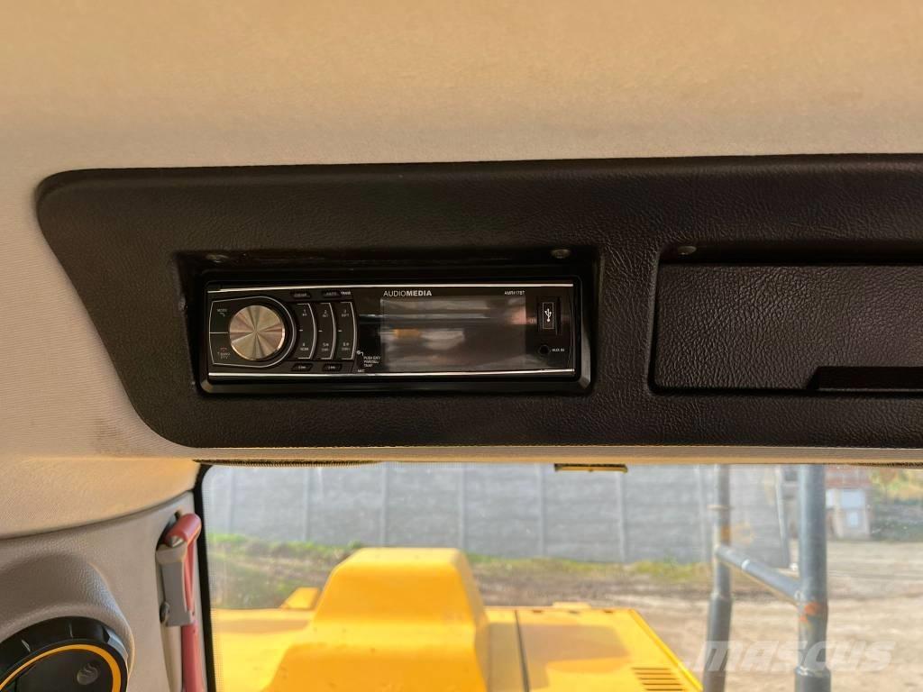 JCB 220X C 4F Paletli ekskavatörler