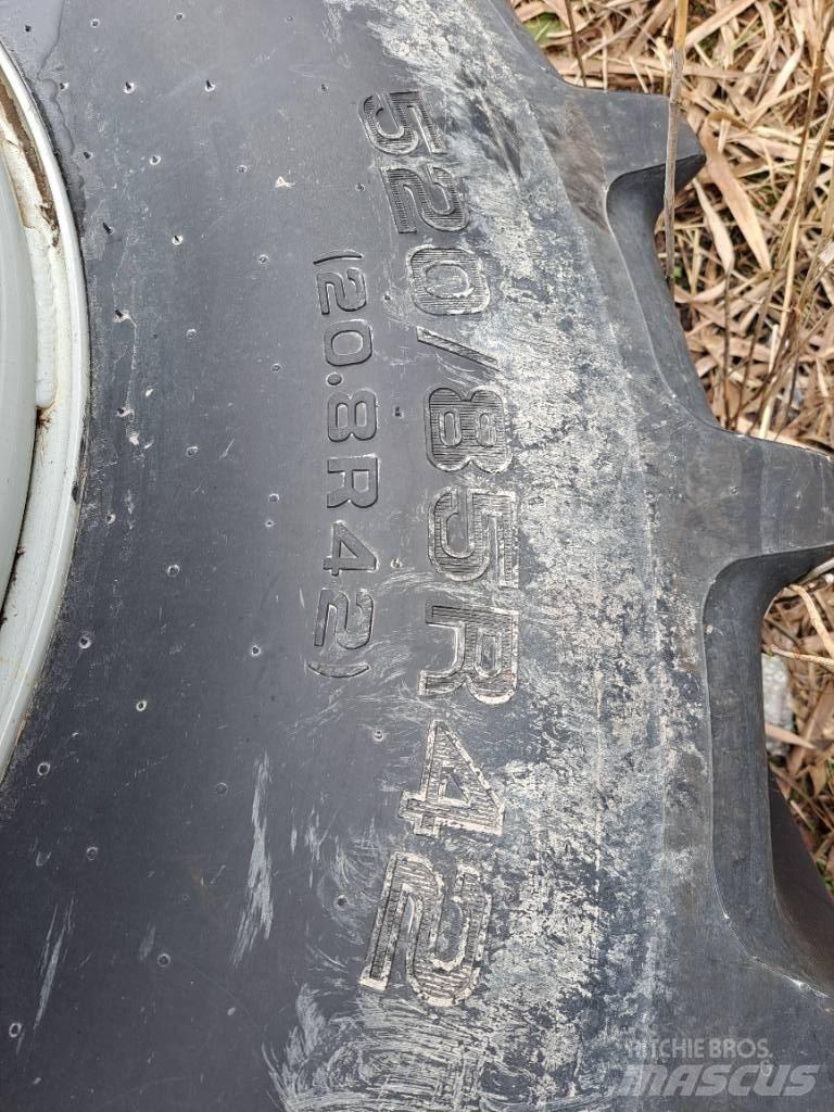  Paripyörät 520/85R42 Tekerlekler