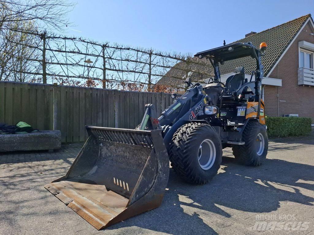 GiANT G2500 Ön yükleyici ve kazicilar