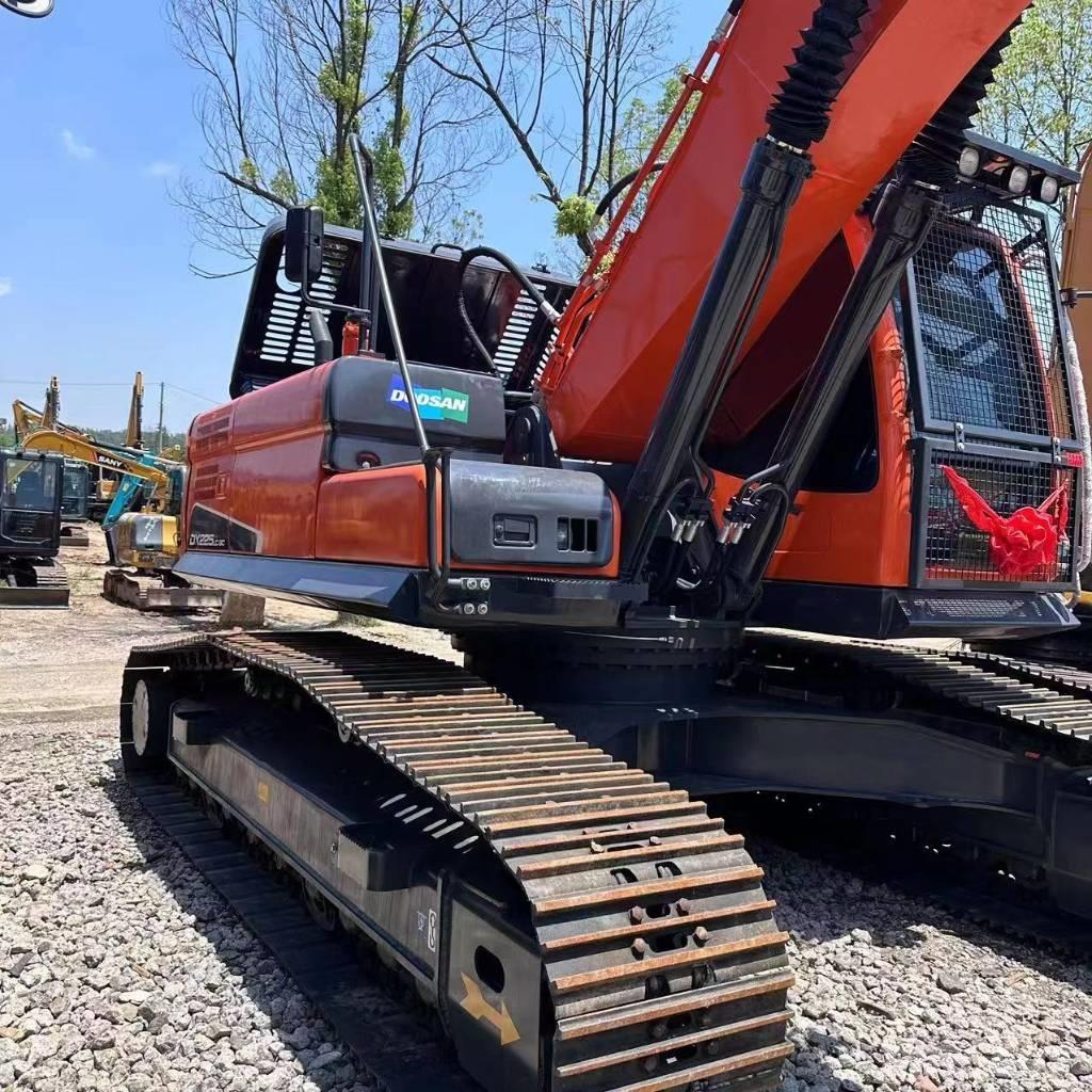 Doosan DX 225 LC Paletli ekskavatörler