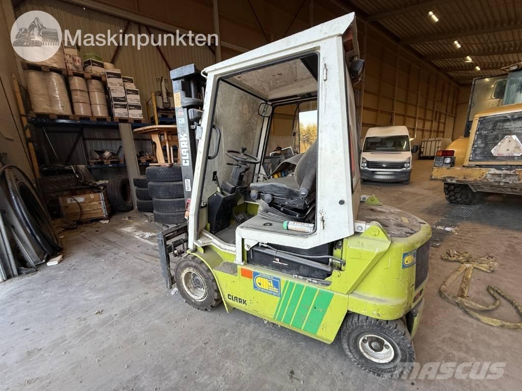 Clark CEM 25 Dizel forkliftler
