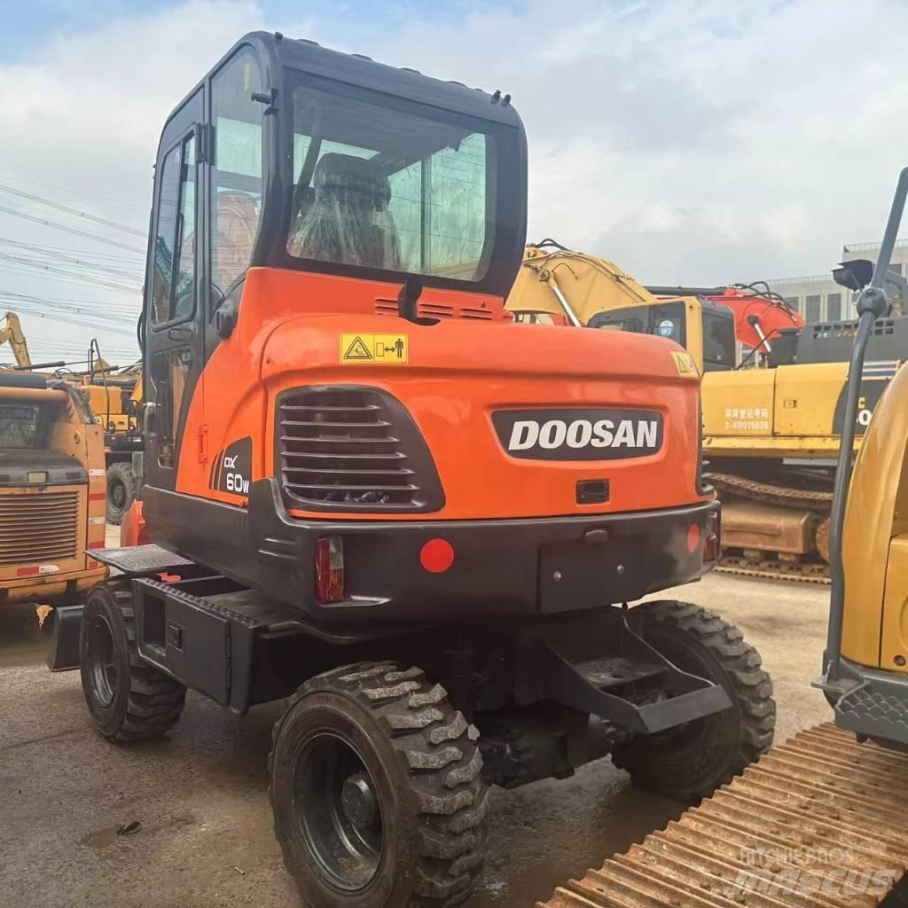 Doosan DX60W Lastik tekerli ekskavatörler