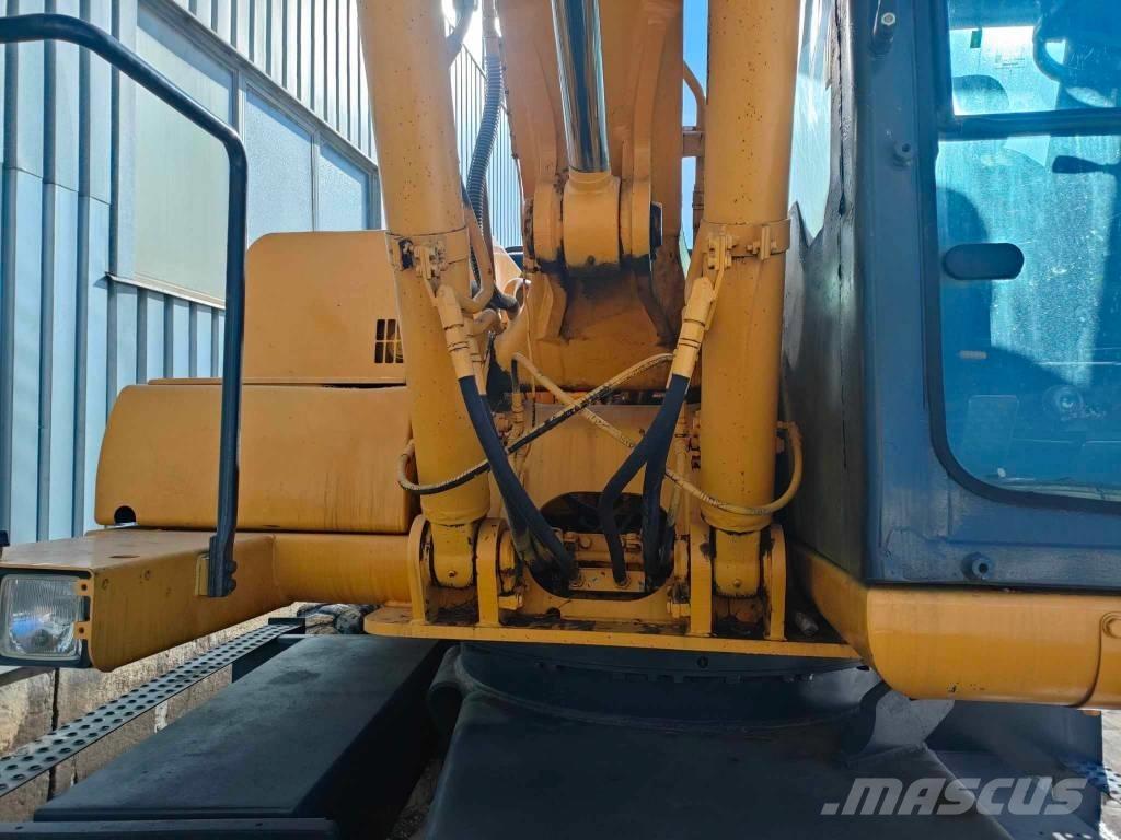 Komatsu PW 130ES-6K Lastik tekerli ekskavatörler