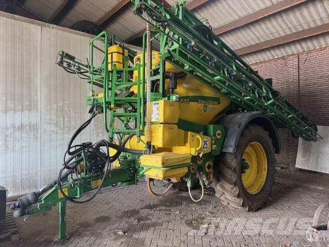 John Deere 832 Kendinden tahrikli pülverizatörler