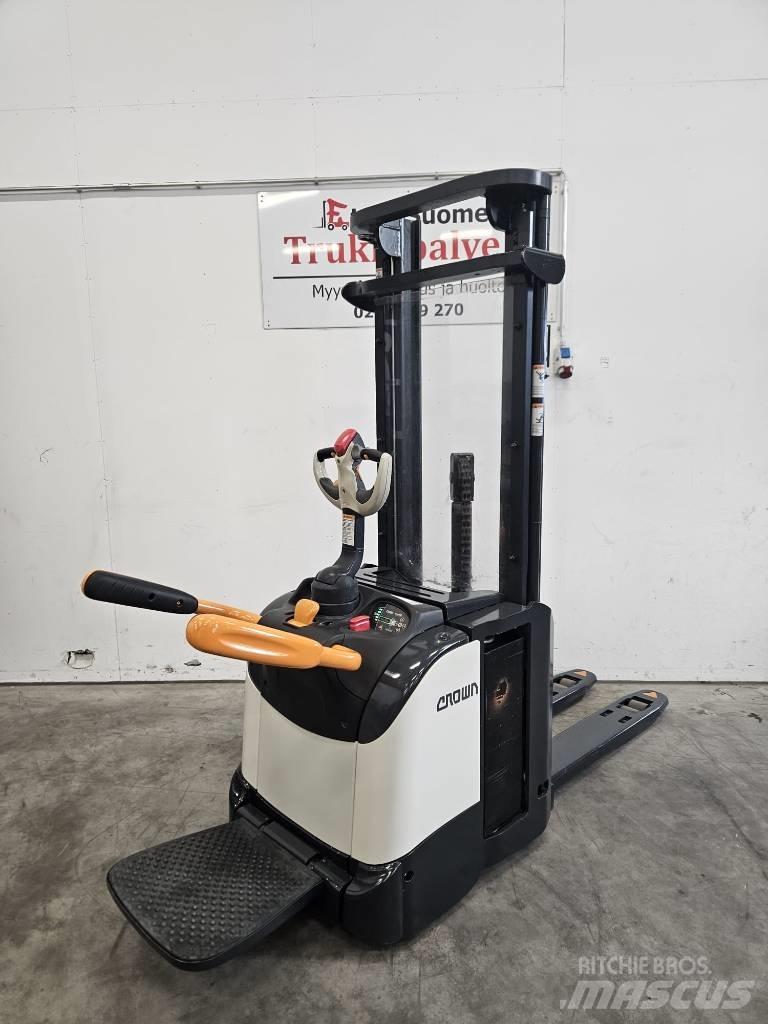 Crown ETi 4000 1.6 Akülü depo ekipmanları