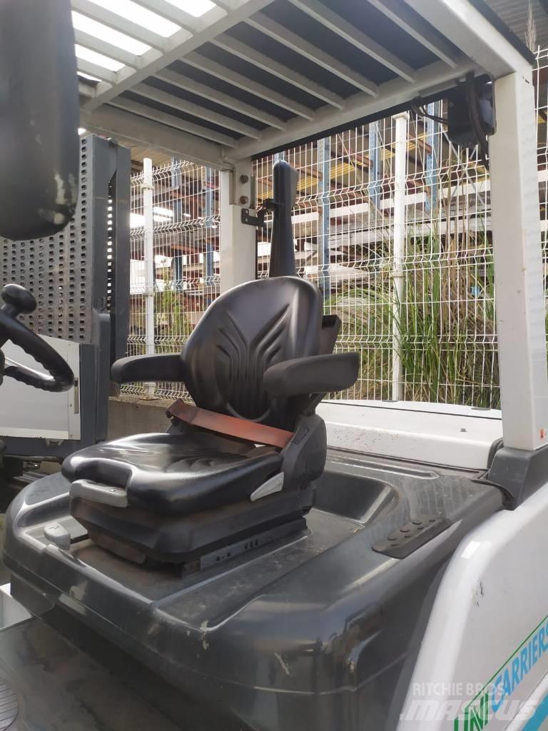 UniCarriers D1F4A40Q Sideloader - dört yönlü forkliftler