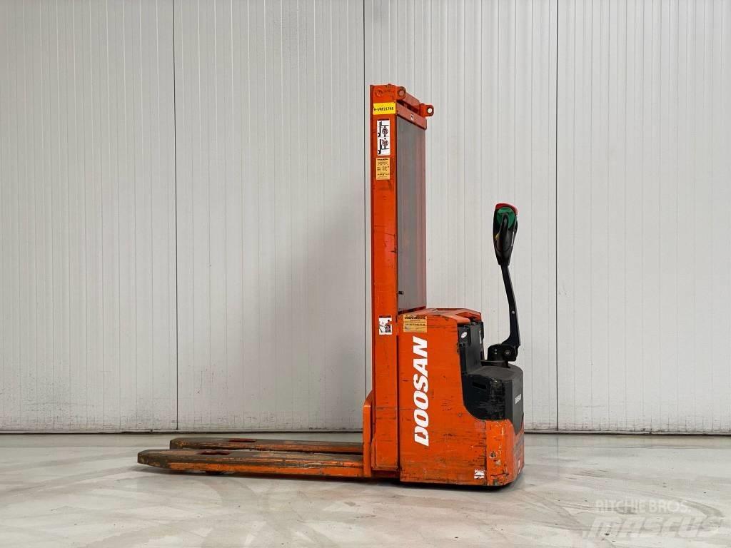 Doosan LEDS12.5C Yaya kumandali istif makinasi