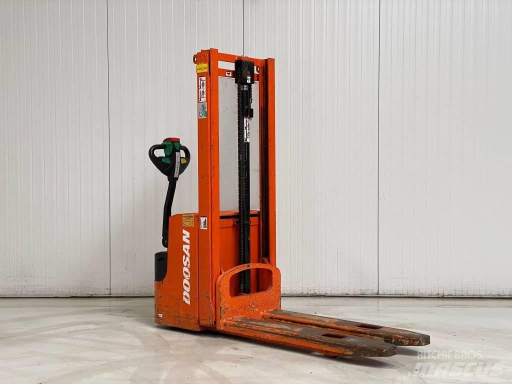Doosan LEDS12.5C Yaya kumandali istif makinasi