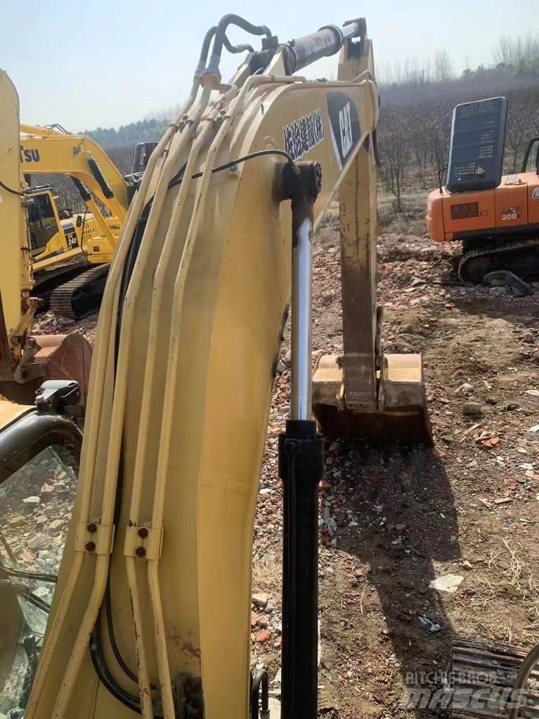 CAT 323D2 Paletli ekskavatörler