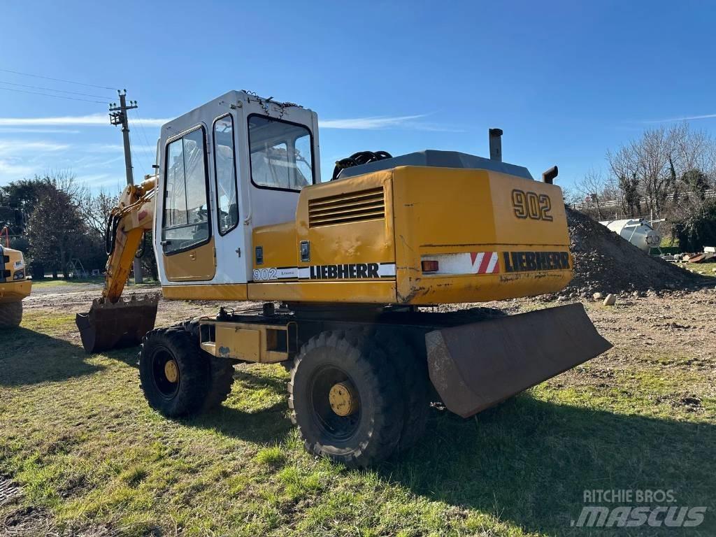Liebherr 902 Lastik tekerli ekskavatörler