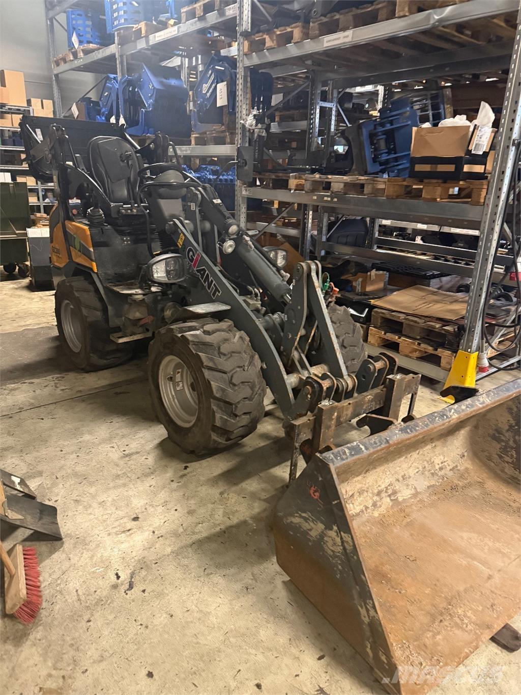 GiANT G2200E Mini yükleyiciler