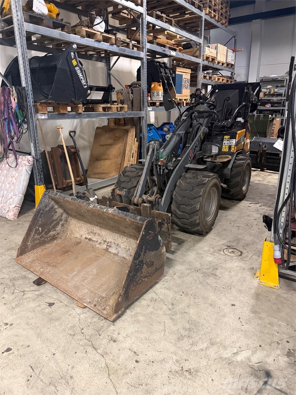 GiANT G2200E Mini yükleyiciler