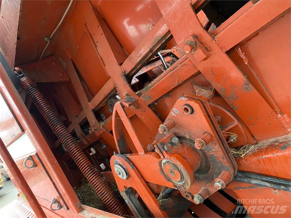 Hesston 4700 Küp balya makinalari