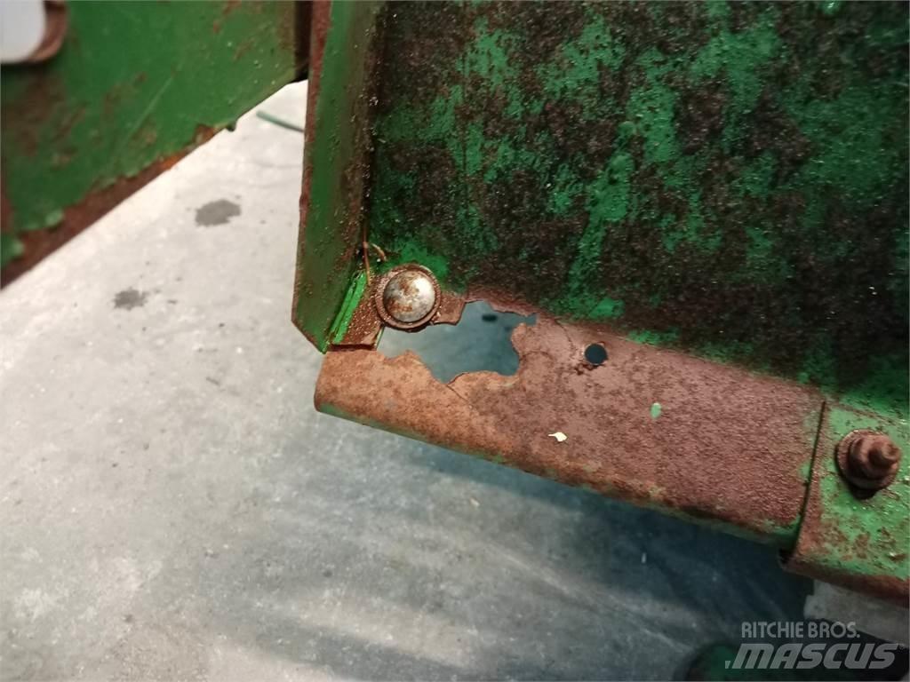 John Deere 1085 Kum ve tuz serpiciler