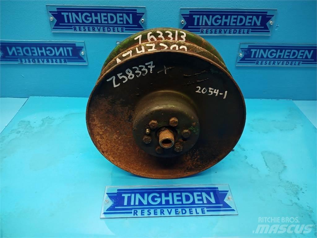 John Deere 2054 Kum ve tuz serpiciler