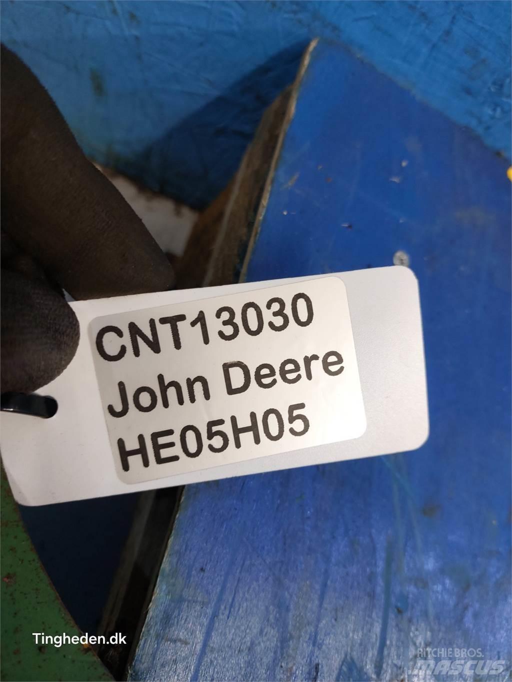 John Deere S670 Kum ve tuz serpiciler