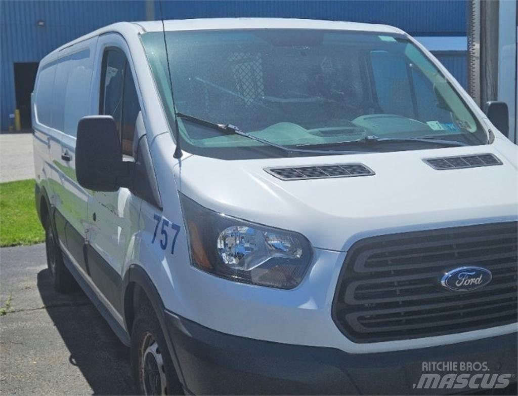 Ford Transit 150 Panel vanlar