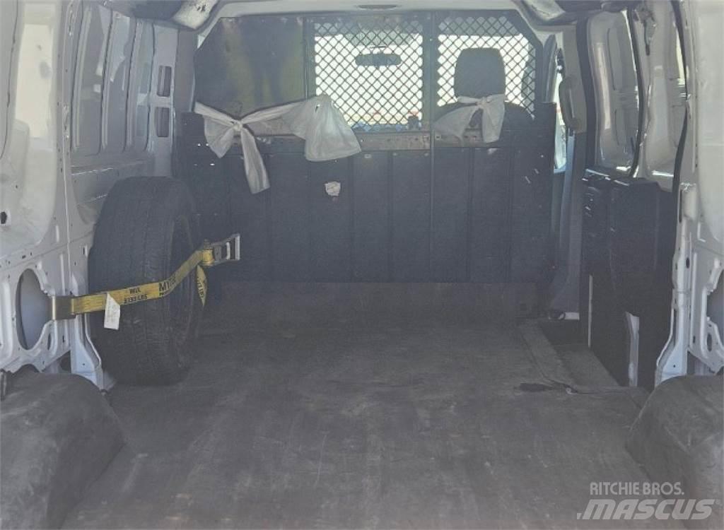 Ford Transit 150 Panel vanlar