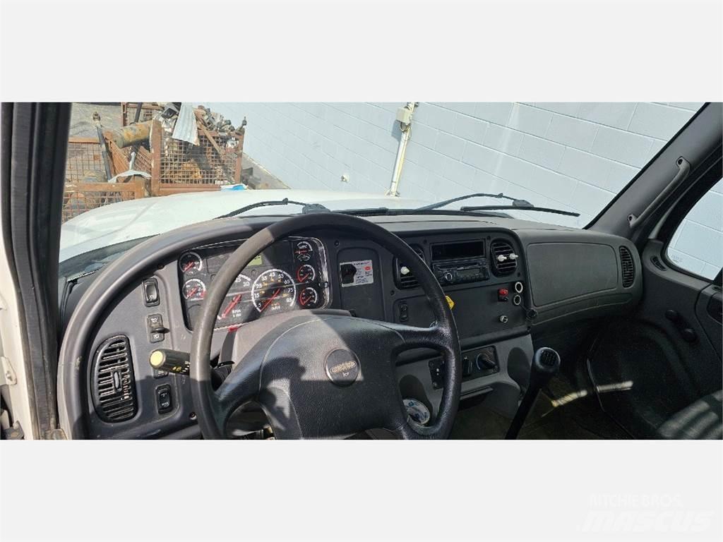 Freightliner M2 106 Flatbed kamyonlar