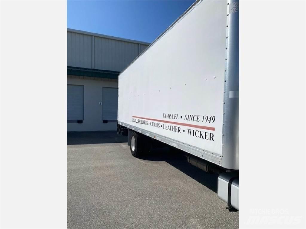 Freightliner M2 106 Kapali kasa kamyonlar