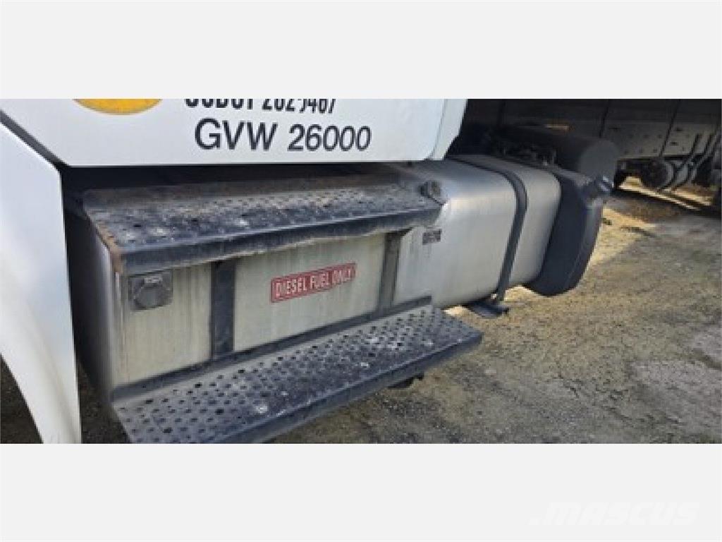 Freightliner M2 106 Kapali kasa kamyonlar