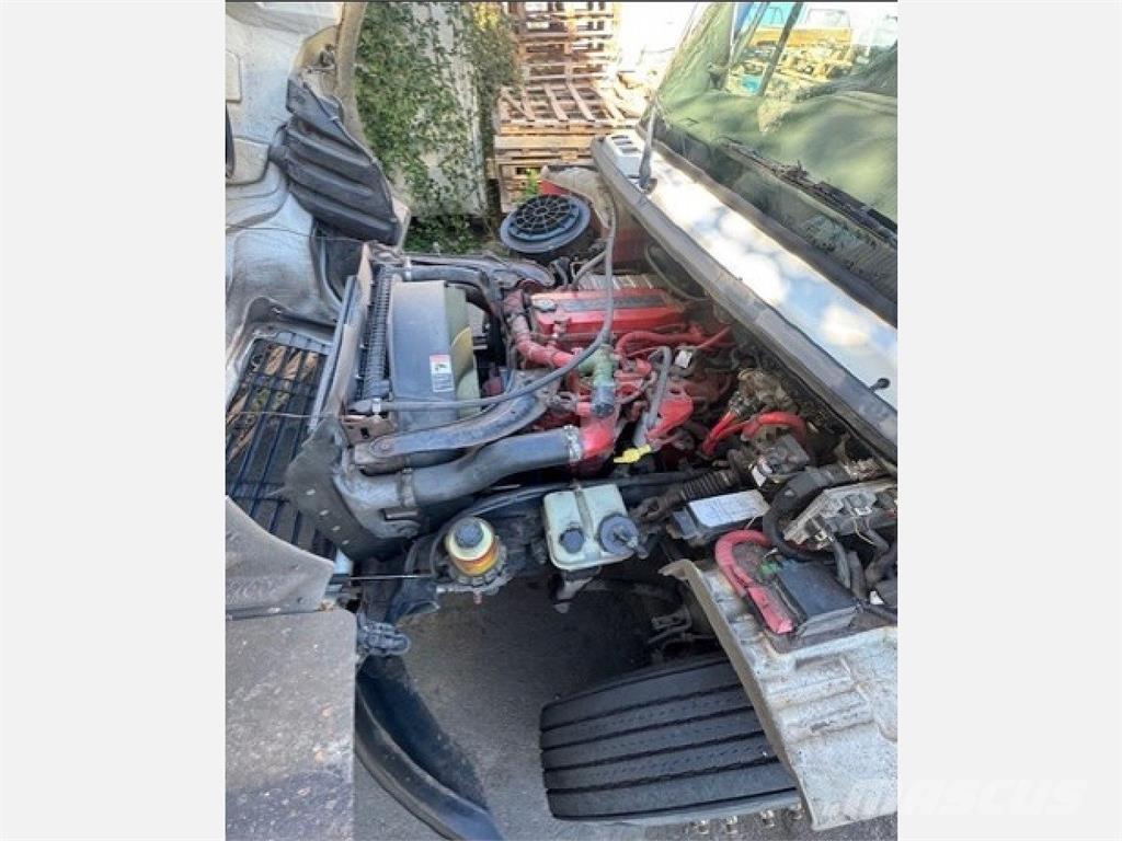 Freightliner M2 106 Kapali kasa kamyonlar