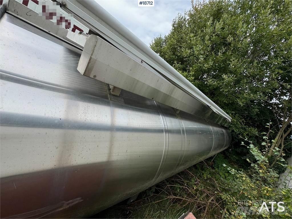  Tank on hook frame. Diger aksam