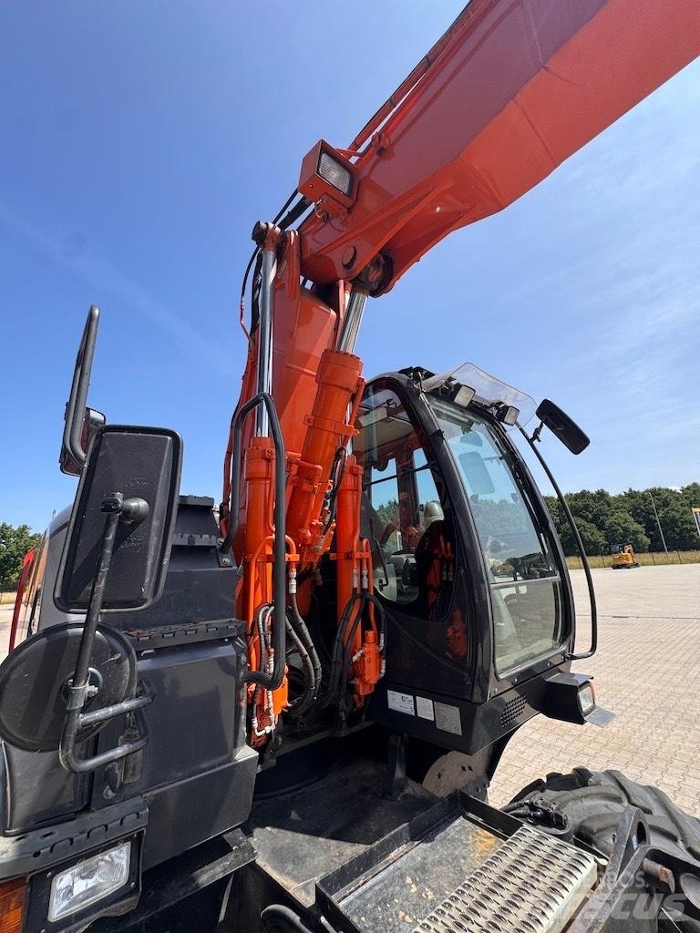 Hitachi 140W Lastik tekerli ekskavatörler