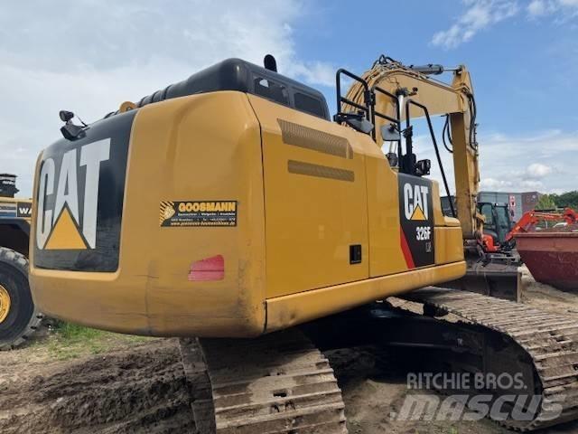 CAT 326 F L Paletli ekskavatörler