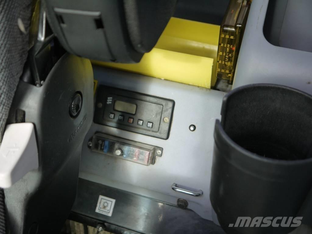 Komatsu PW 160-7E0 Lastik tekerli ekskavatörler