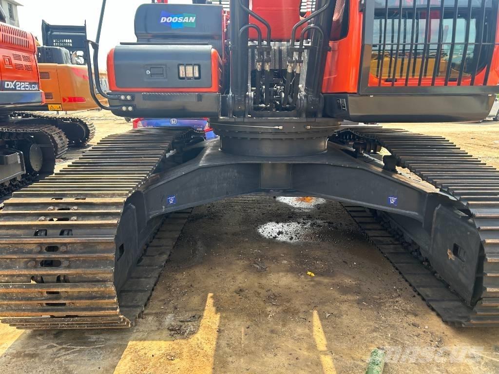 Doosan DX 225 LC Paletli ekskavatörler