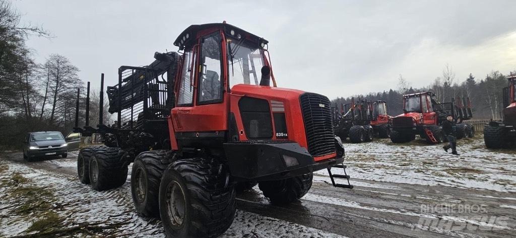 Komatsu 835 Tomruk yükleyici traktörler