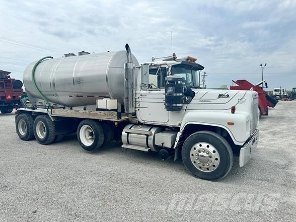 Mack RS600L Diger