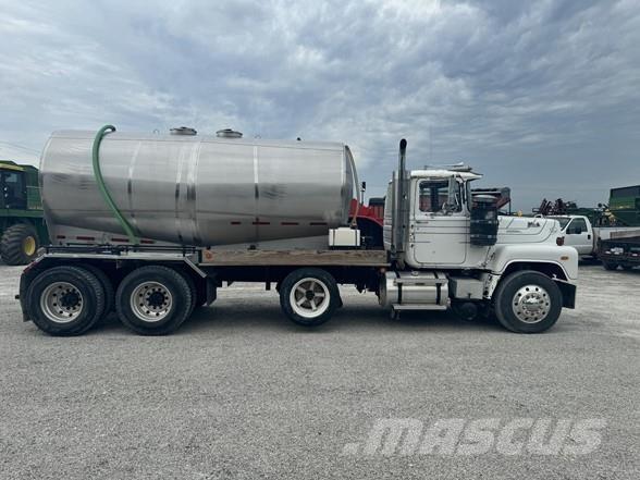 Mack RS600L Diger