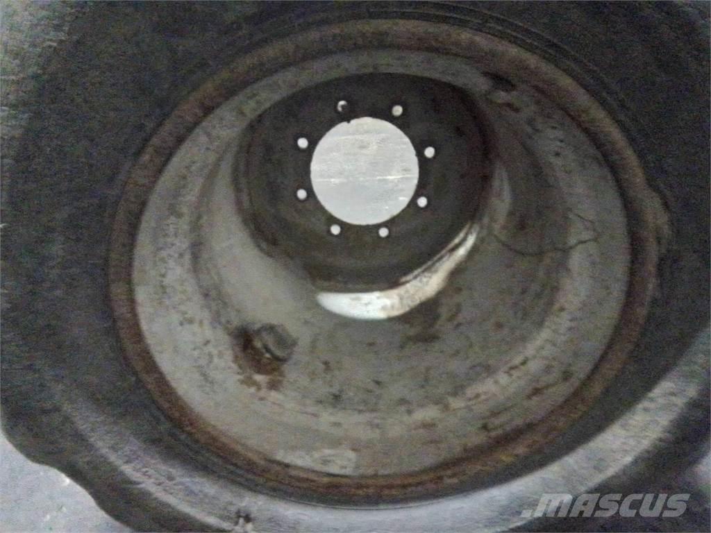 Valmet 820 24x22,5 Lastikler