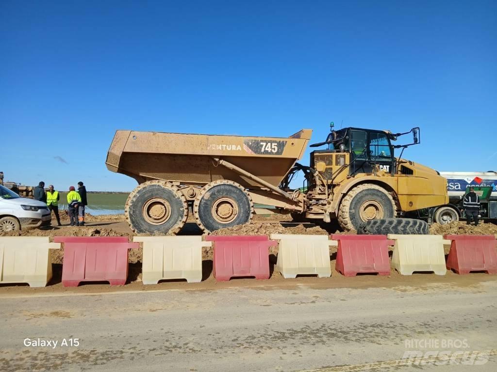 CAT 745 Belden kirma kaya kamyonu