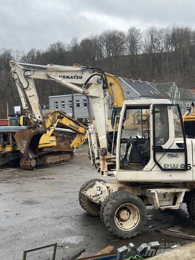 Komatsu PW 95 Lastik tekerli ekskavatörler