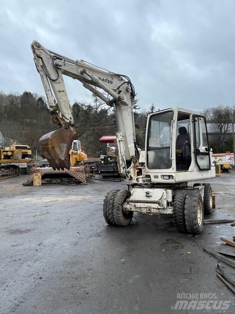 Komatsu PW 95 Lastik tekerli ekskavatörler